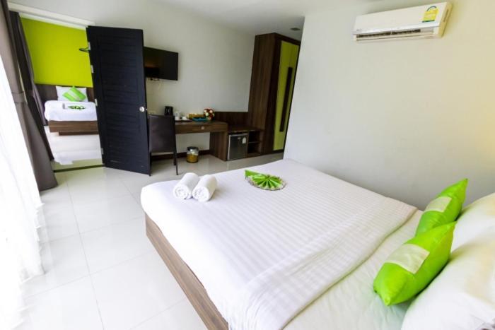 Dipantai Boutique Beach Resort Patong Екстер'єр фото